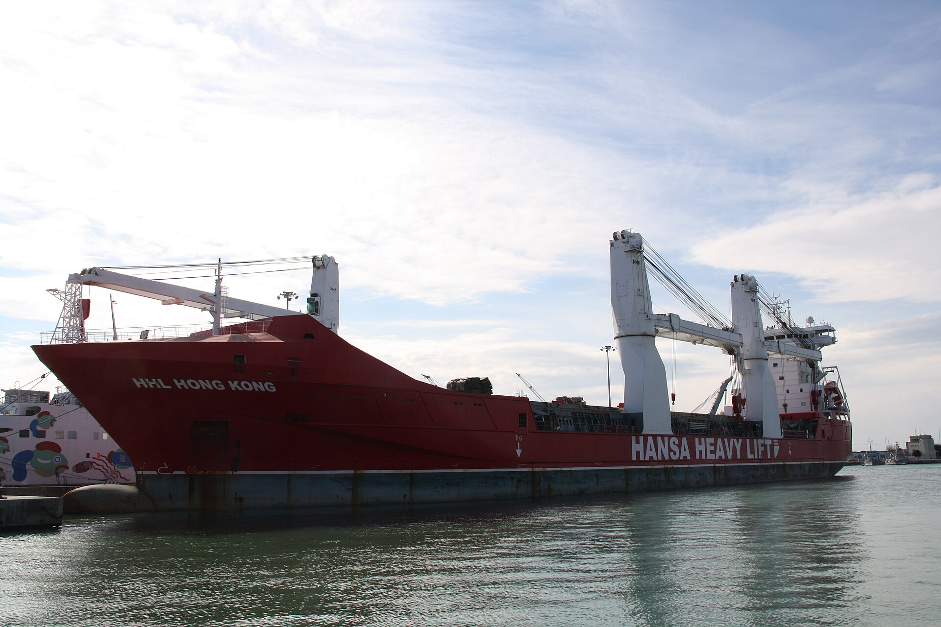 Heavy lift cargo vessel